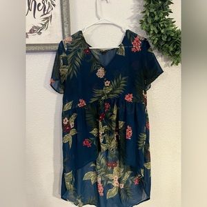XL (1) Torrid high low blouse.